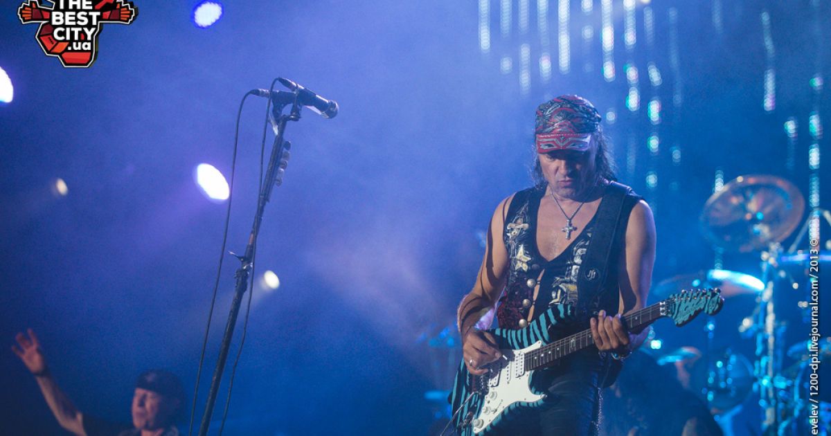 Під час виступу групи Scorpions публіці довелося помокнути під сильним дощем / © gallup.com