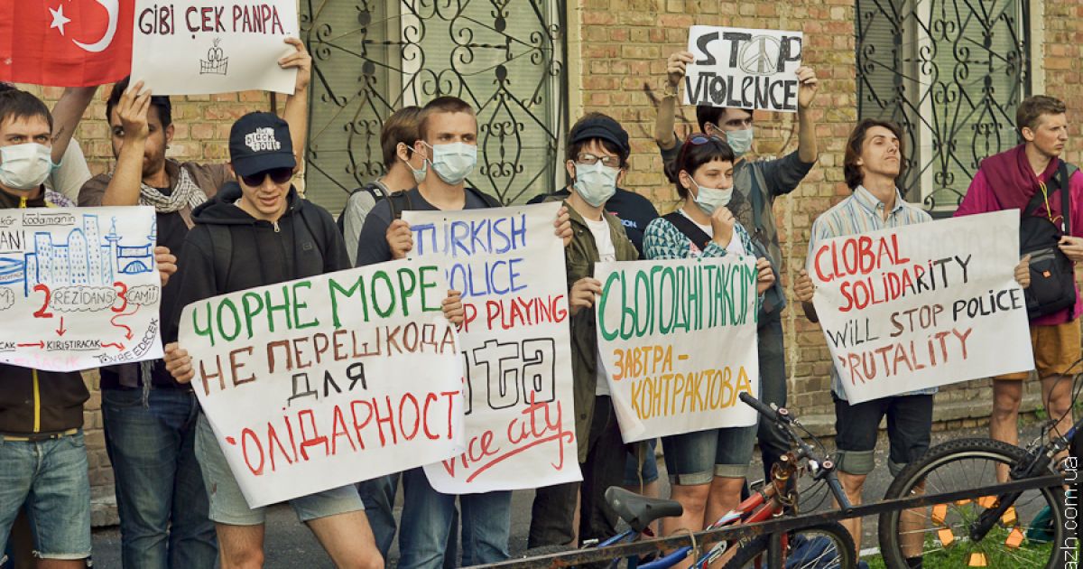 У Києві відбулася акція на підтримку турецького народу / © reportazh.com.ua