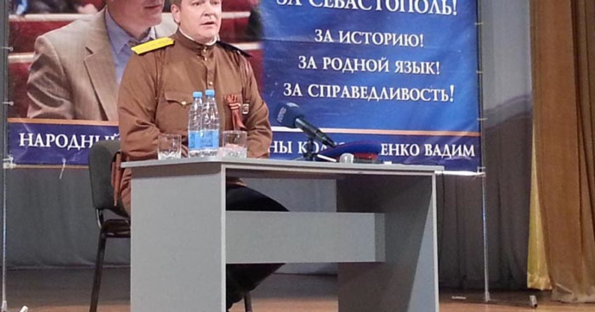 Активісти вирішили, що сорочка личитиме регіоналу набагато краще