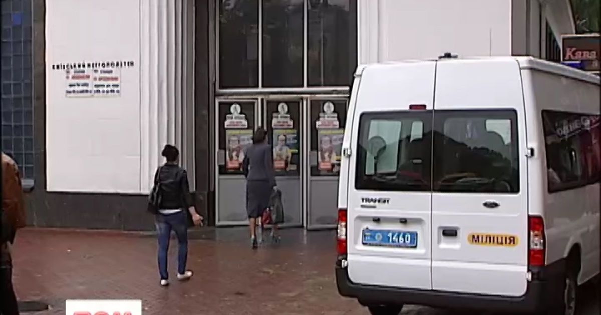 Старенька жінка впала на рейки метро на станції "Арсенальна"