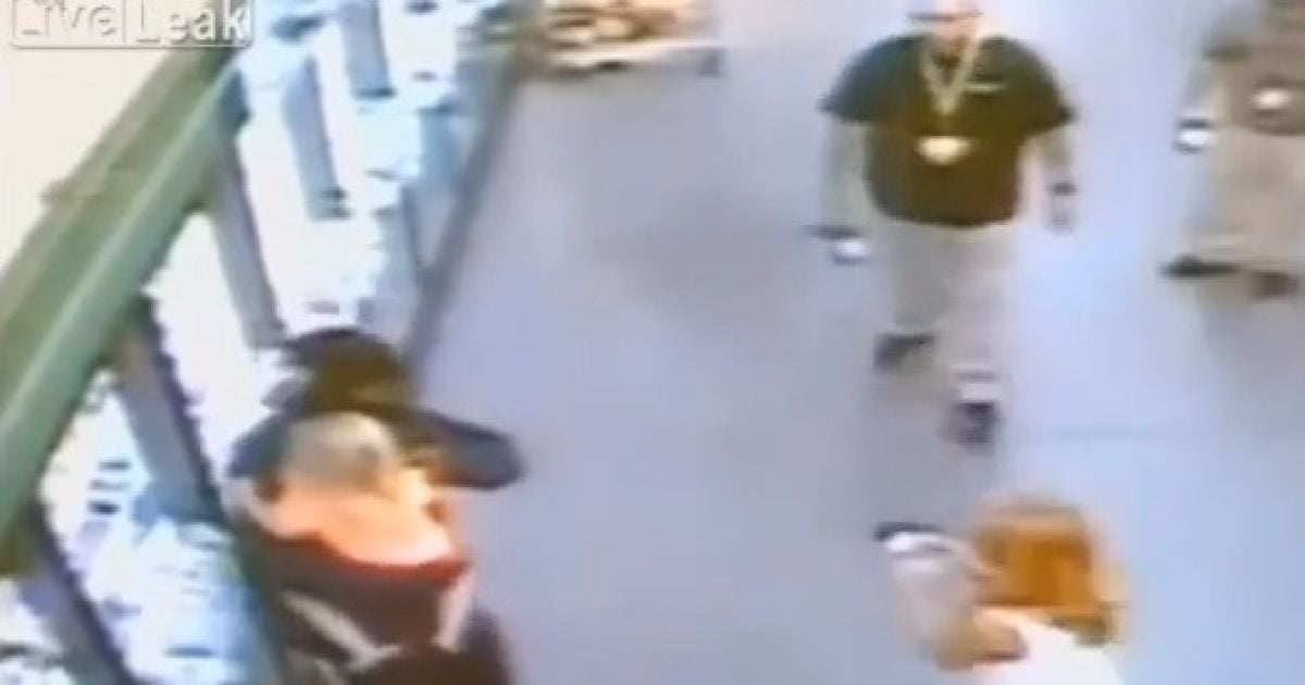 Поліцейський застрелив чоловіка в упор, поки той тримав дитину на руках
