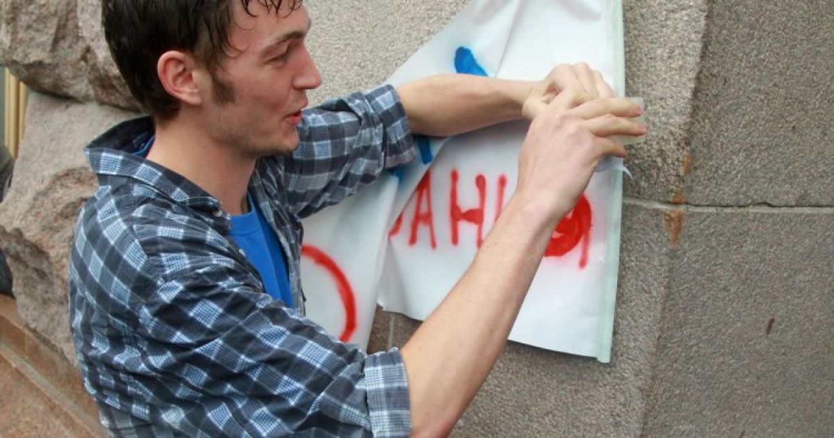 Акція протесту під Київрадою проти перенесення виборів у Києві на 2015 рік / © УНІАН