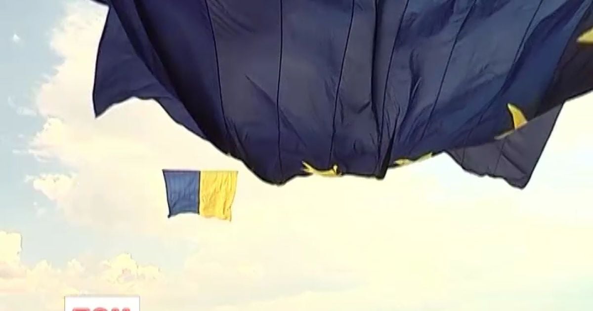 Рекорд розміру прапорів у повітрі встановили на Донеччині