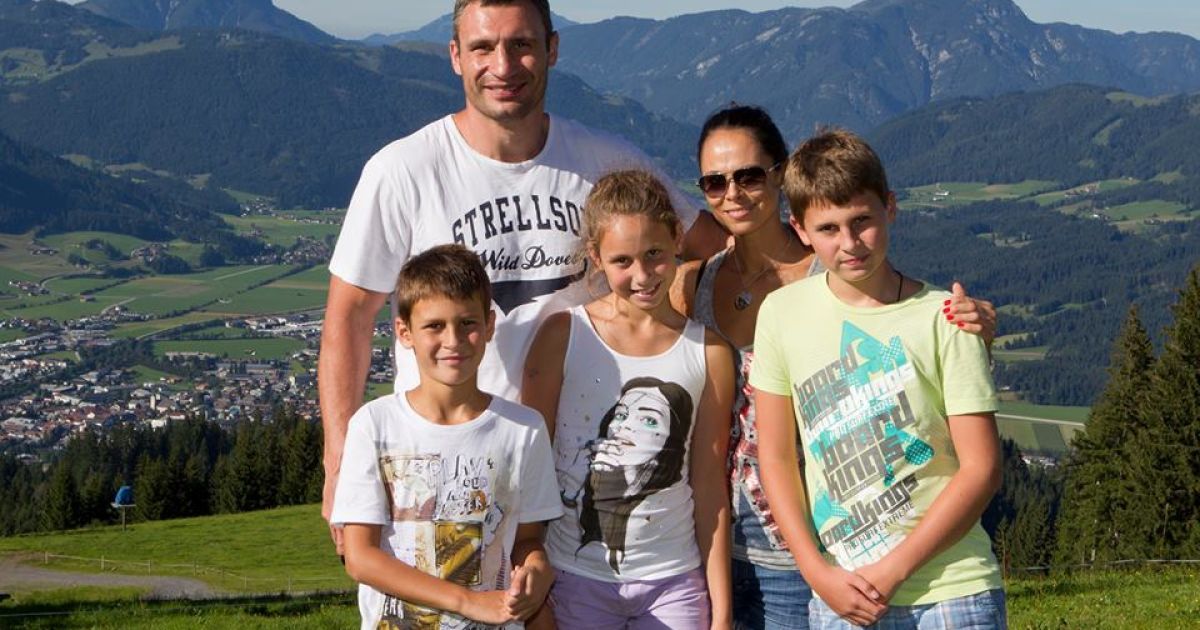 Віталій Кличко похизувався стрибком з парашутом з родиною / © rocketnews24