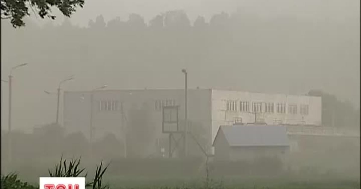 Обухів та кілька сіл на Київщині засипало темно-сірим порохом