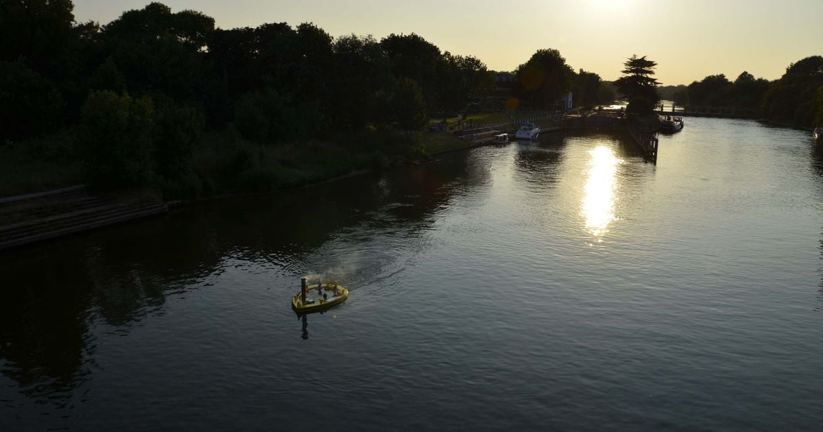 Британці плавають по Темзу у джакузі. / © the runnymede-on-thames