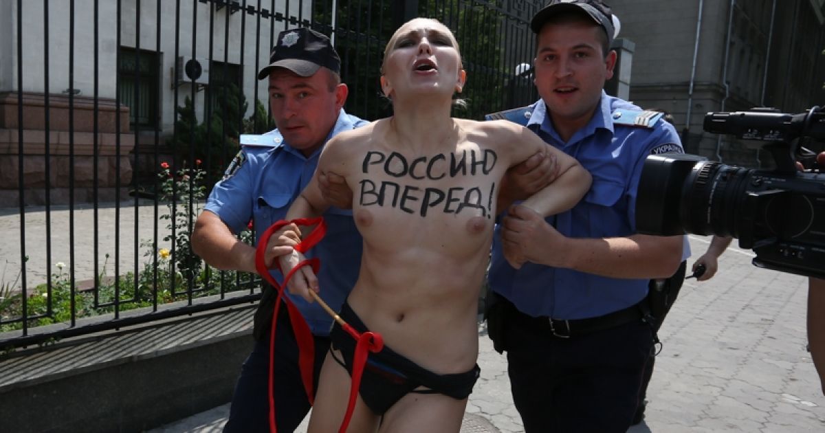 Активістка FEMEN вдавала з себе гімнастку та освідчувалася Путіну