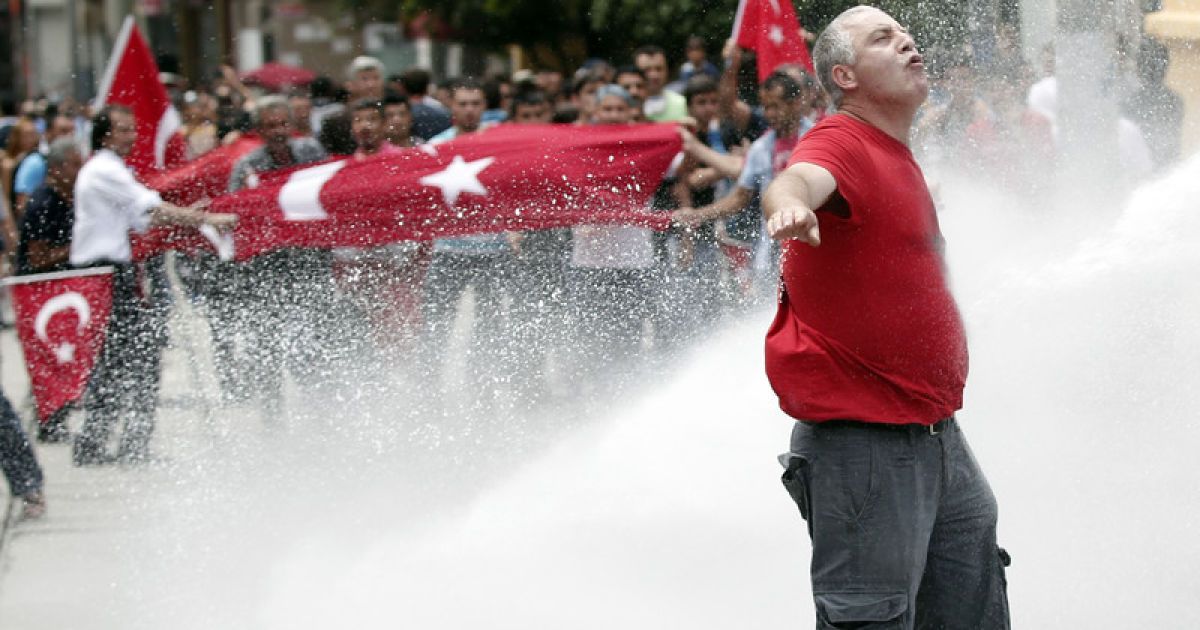 Демонстрати в Стамбулі освіжаються в напорі води з водометів поліції.
