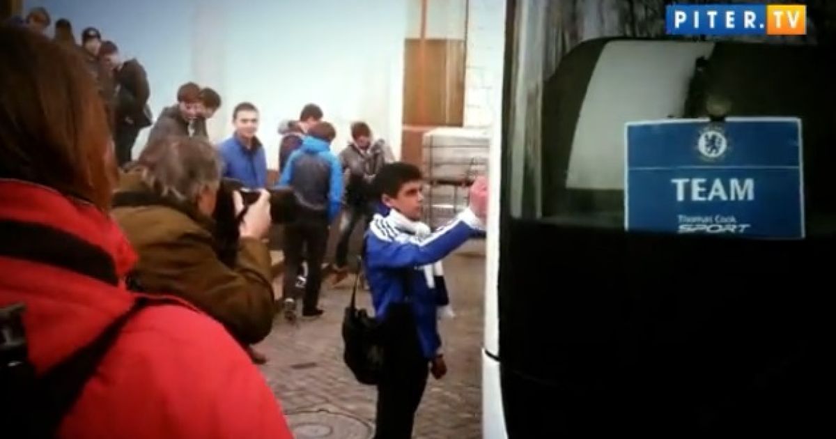 Фанати залишили свої автографи на автобусі "Челсі"