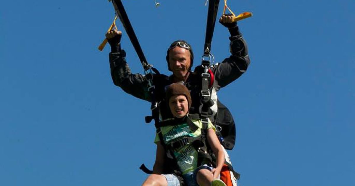 Віталій Кличко похизувався стрибком з парашутом з родиною / © rocketnews24