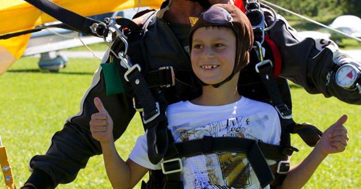 Віталій Кличко похизувався стрибком з парашутом з родиною / © rocketnews24