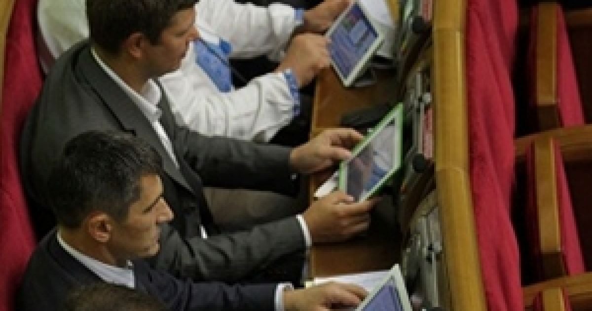 Депутати у Верховній раді розважають себе книжками та соціальними мережами