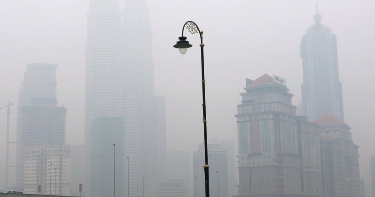 Малайзія задихається від потужного смогу. На фото аналогічна ситуація у 2006 році