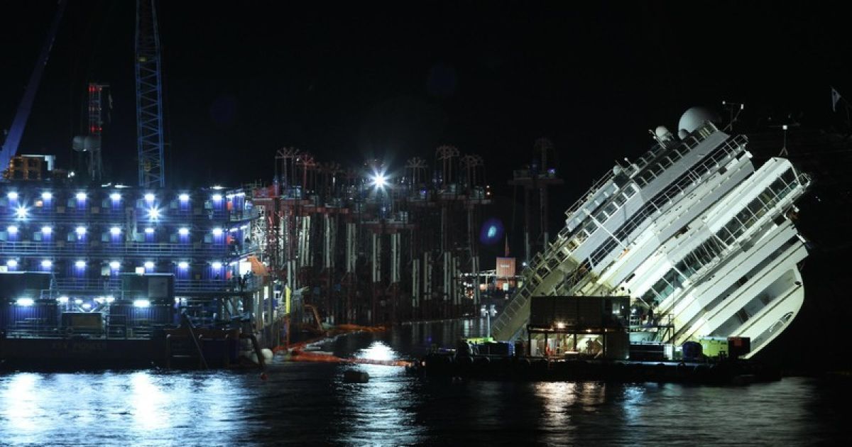 Costa Concordia поставили вертикально у берегів Італії / © Фото EPA/UPG