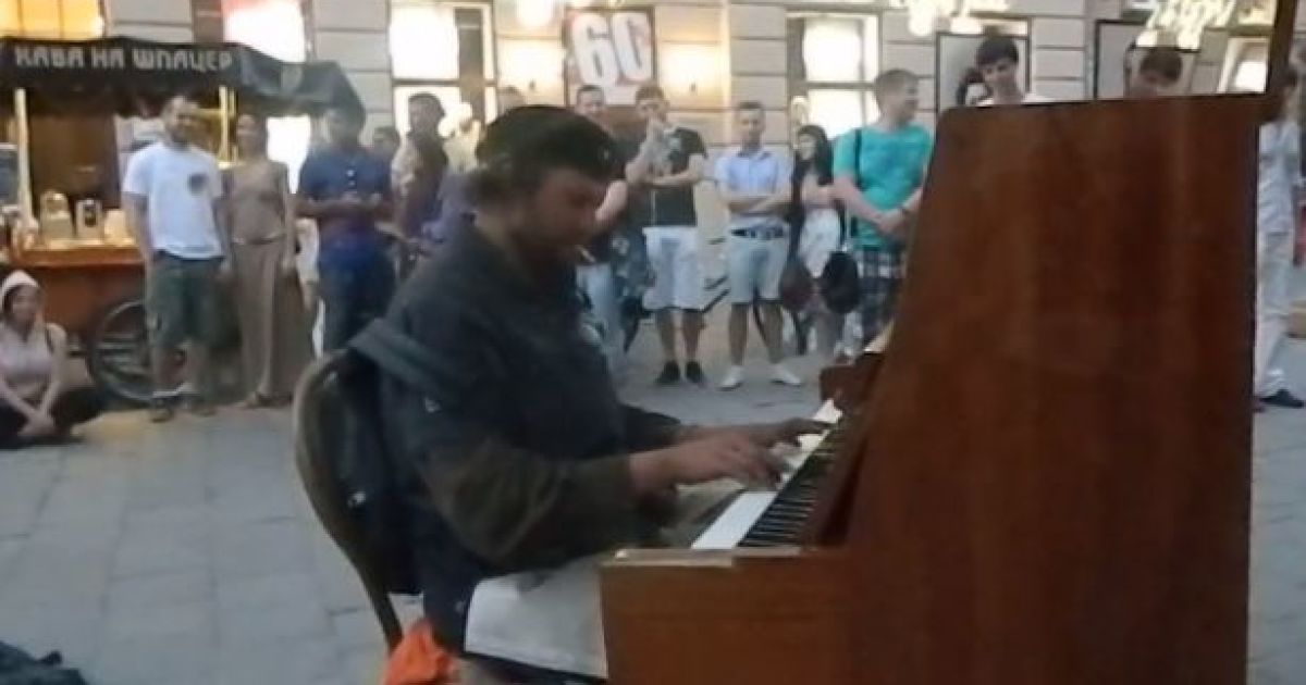 Безхатько віртуозно зіграв на фортепіано. скріншот з відео