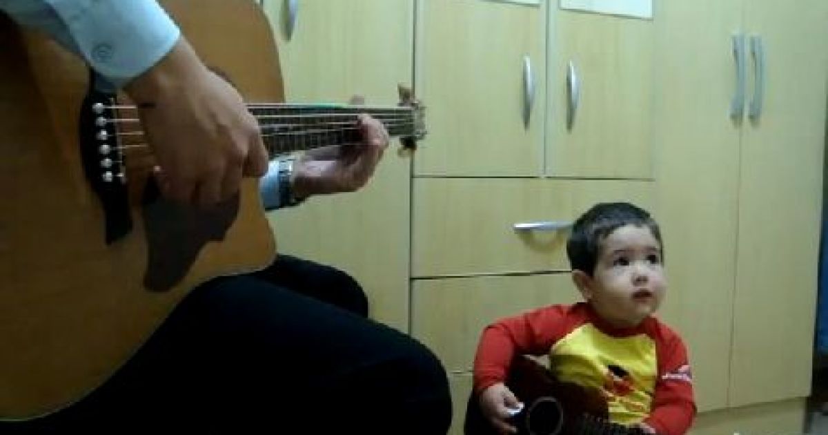 Малий з батьком співають Beatles