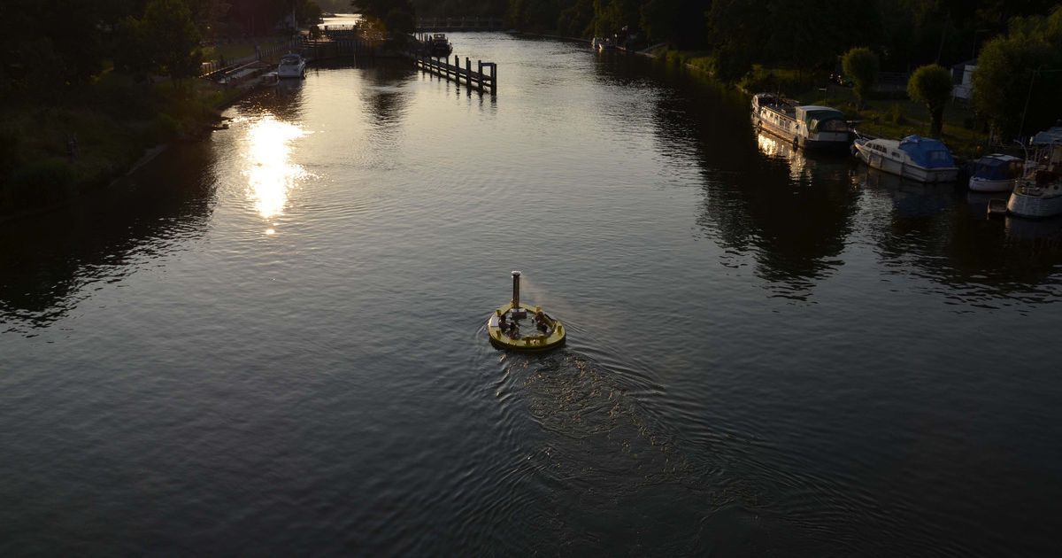 Британці плавають по Темзу у джакузі. / © the runnymede-on-thames
