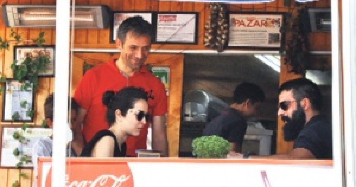 Актор з дівчиною насолоджувались пейзажем під час сніданку