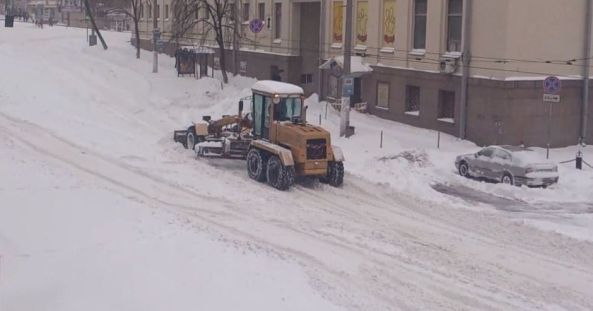 Снігозбиральна машина застрягла в снігу у Києві.