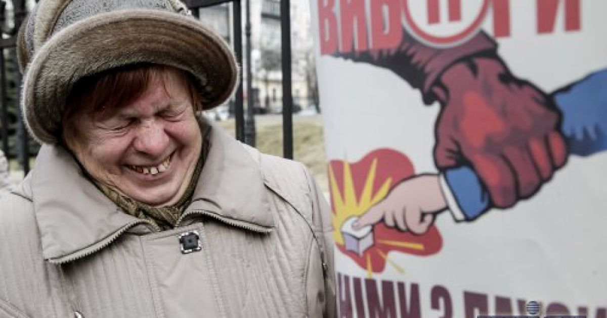 Активісти з ранку взяли в облогу Конституційний суд / © УНІАН