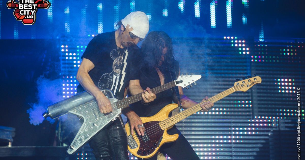 Під час виступу групи Scorpions публіці довелося помокнути під сильним дощем / © gallup.com
