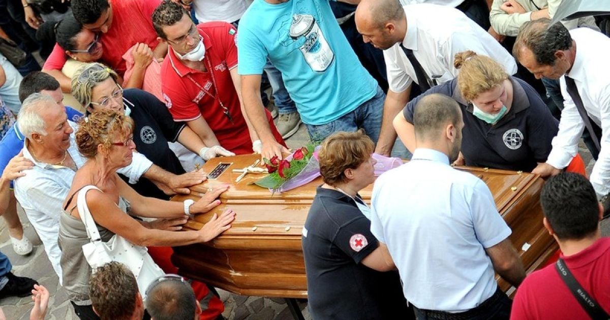В Італії родичі та друзі загиблих оплакують своїх близьких / © http://twitter.com/mrskutcher