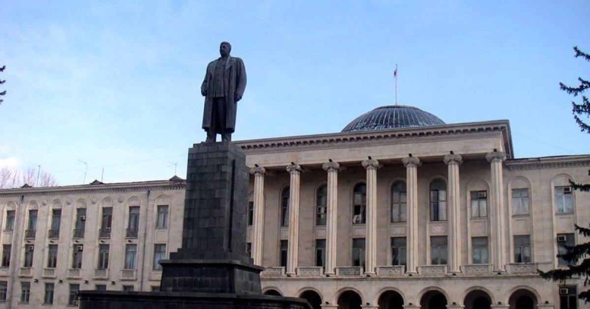 Проблемний пам'ятник облили фарбою.