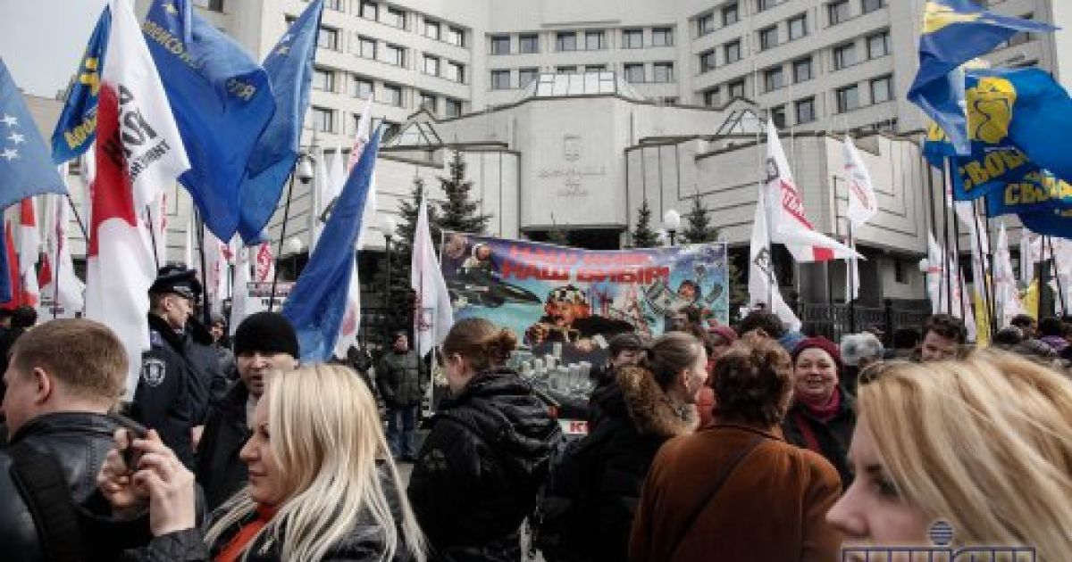 Активісти з ранку взяли в облогу Конституційний суд / © УНІАН