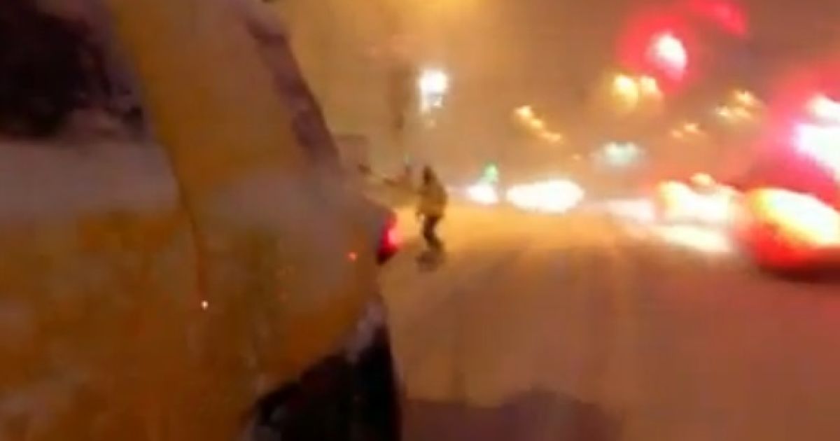 Сноубордисти розважаються на завалених снігом дорогах Києва