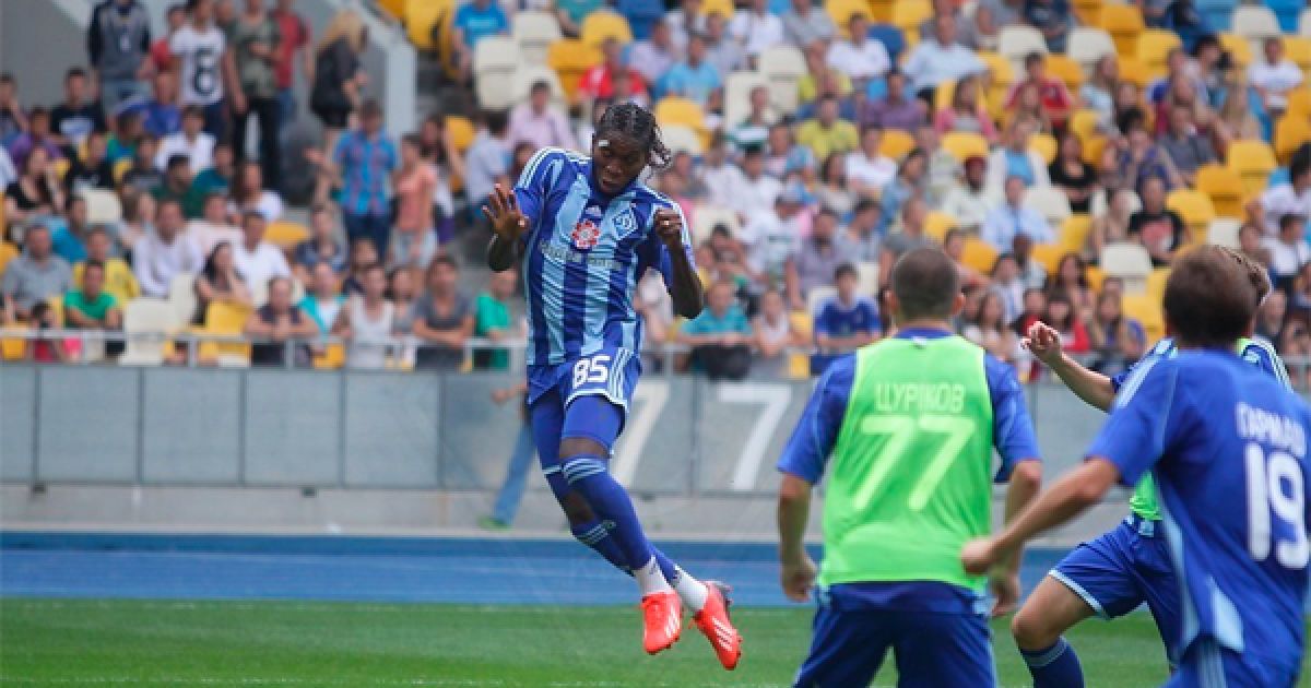 Дьйомерсі Мбокані б'є головою / © fcdynamo.kiev.ua