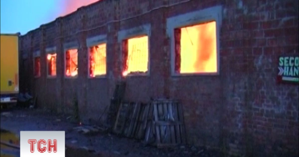 Вогонь палав на складі майже 5 годин