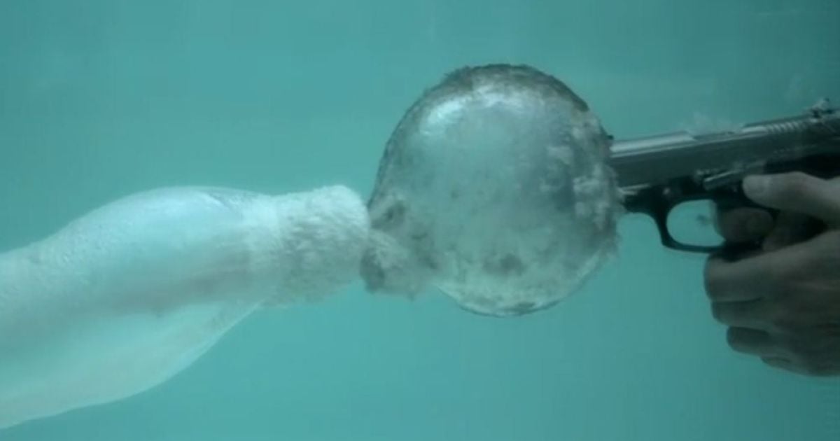 Експериментатори зняли, як виглядає постріл під водою.