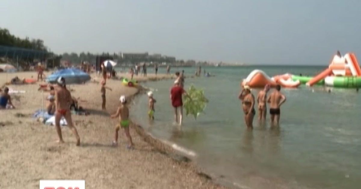 Додає проблем туристам і море