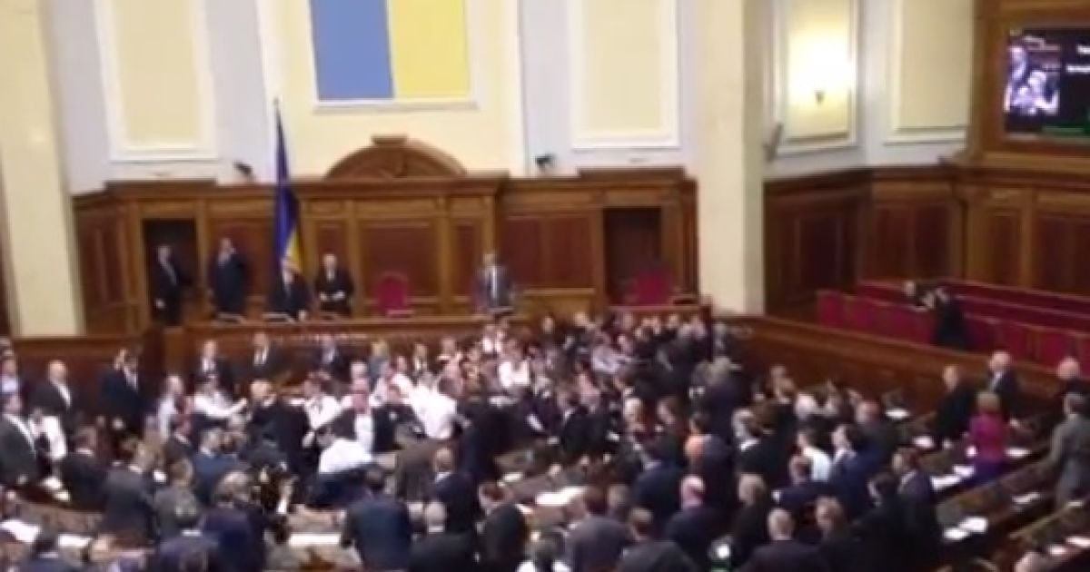 Під трибуною розгорається бійка, причому досить запекла