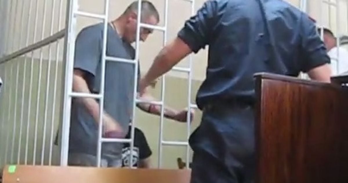 Чоловік почав різати вени прямо на засіданні суду