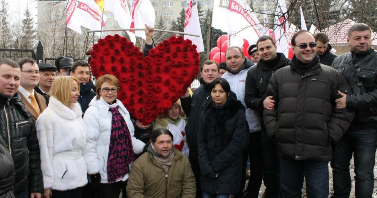 У Харкові біля лікарні Тимошенко святкують Масляну
