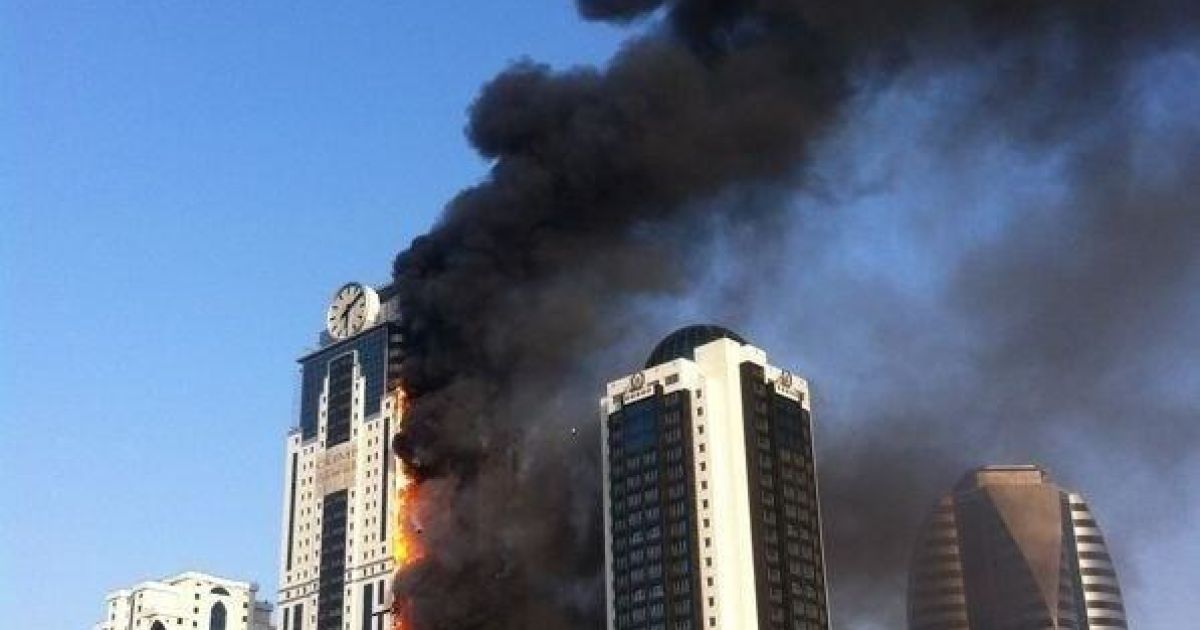 У Центрі Грозного палає елітна багатоповерхівка / © pvo.guns.ru