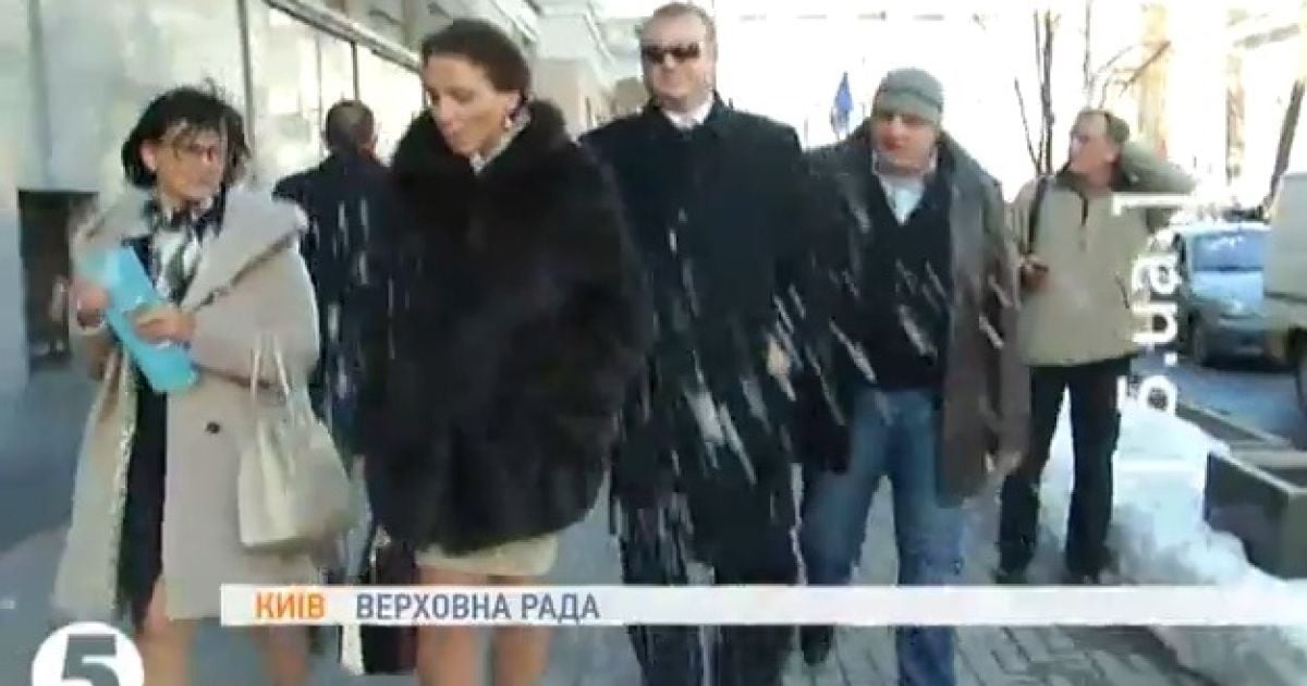 Невідомі під час мітингу опозиції закидали снігом депутатів від Партії регіонів