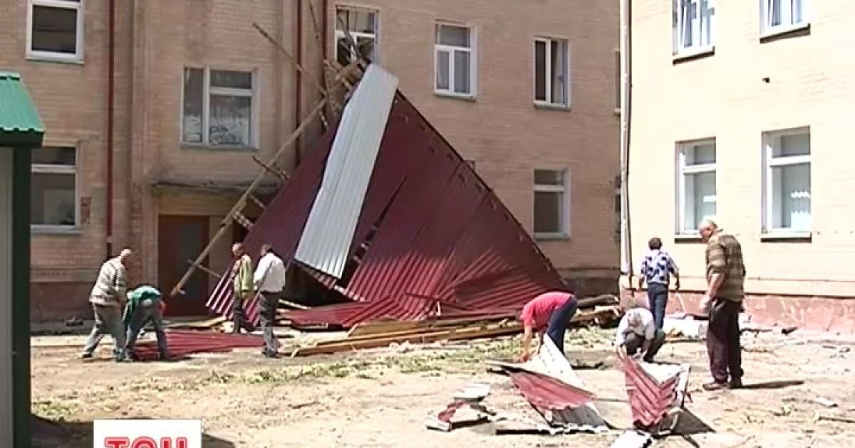 Заходом України пронісся руйнівний ураган