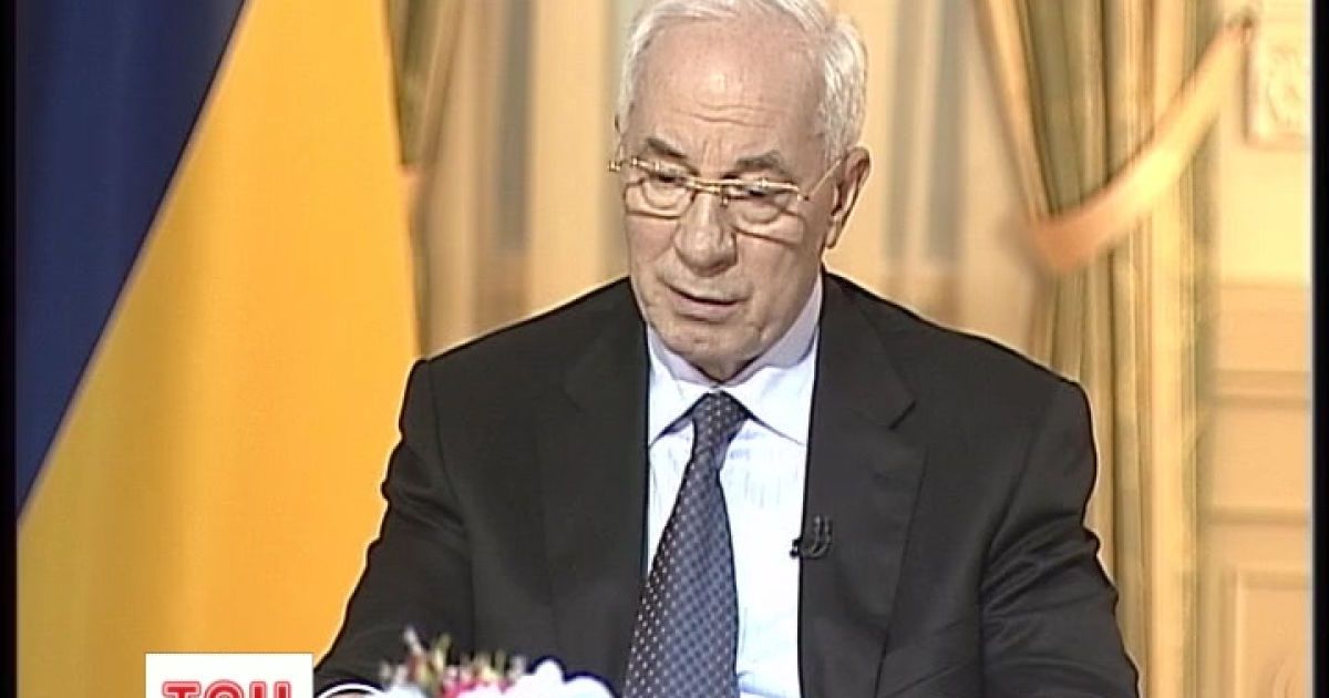 Азаров пообіцяв вирішити проблеми дівчинки, хворої на ДЦП