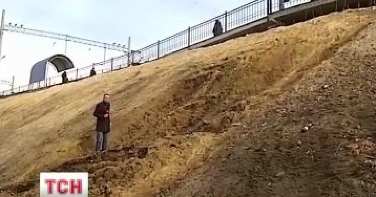 З-під станції електрички продовжує сповзати земля
