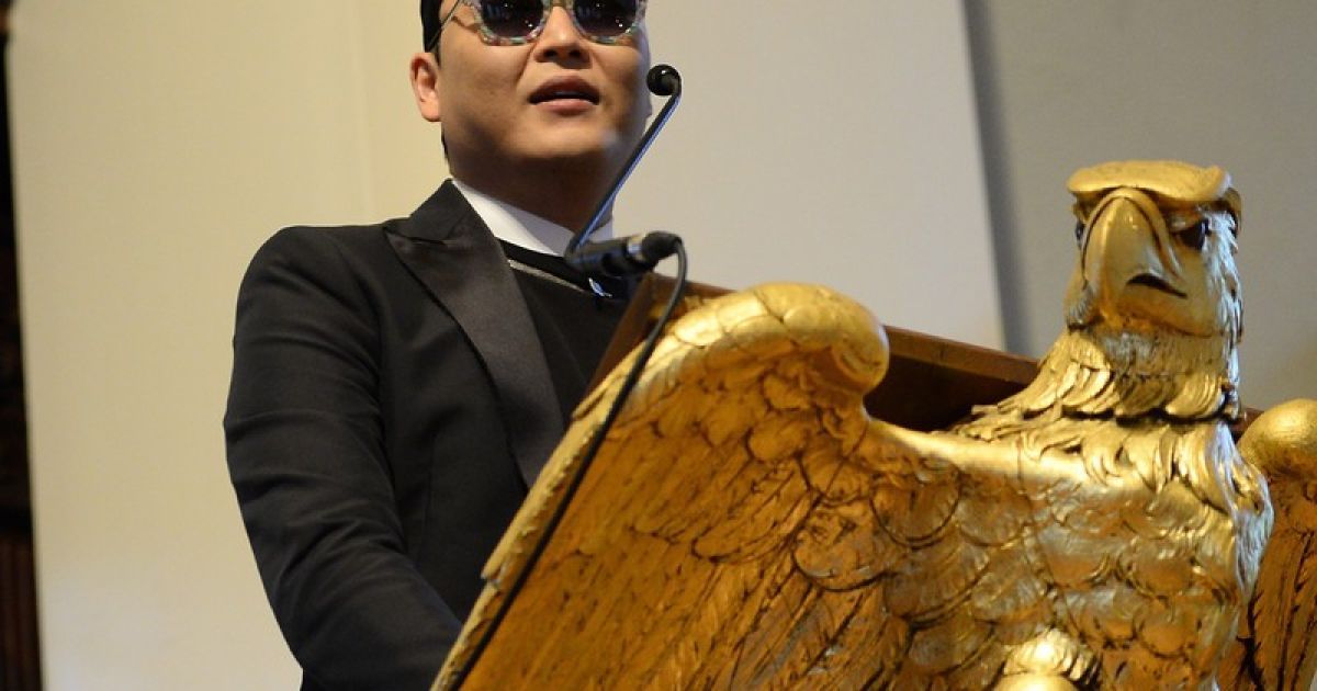 PSY заспіває разом з кумиром свого дитинства
