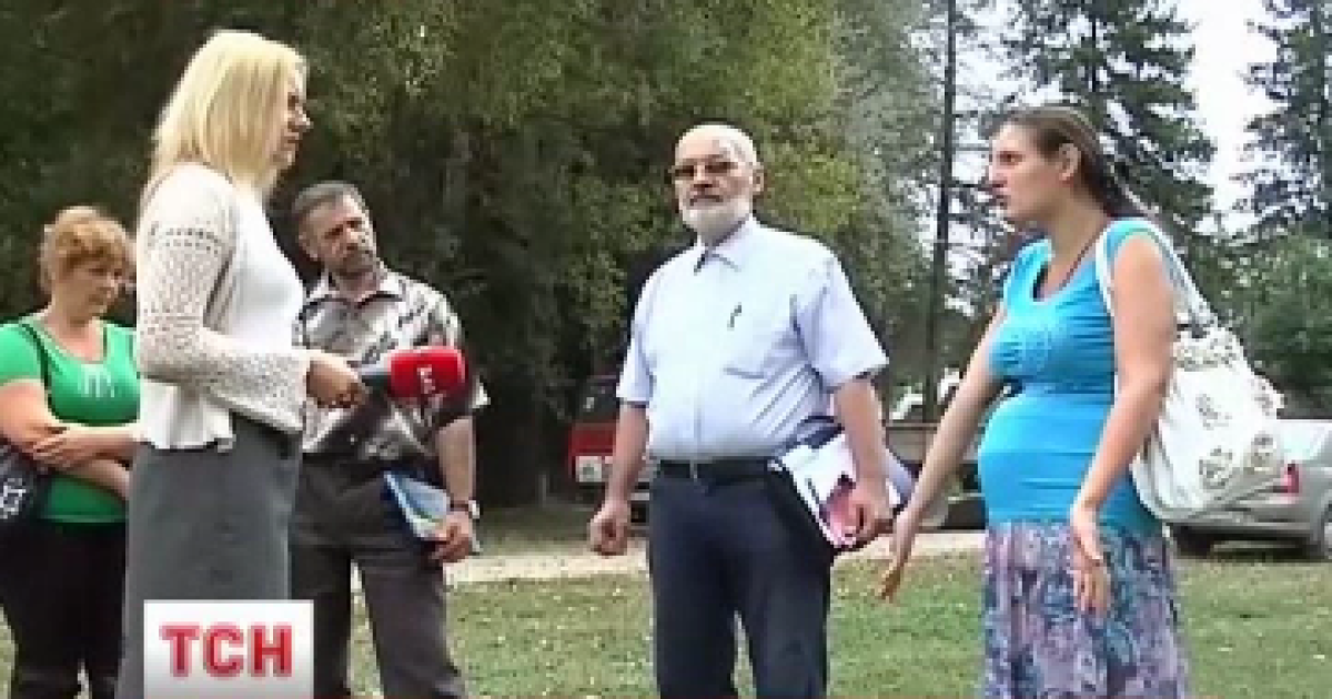 У молодої мами відібрали дітей, а чоловік вигнав з дому.