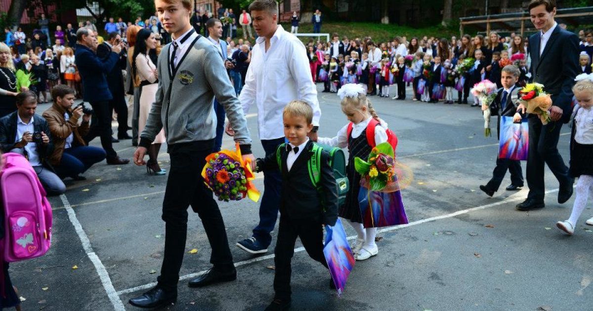 Традиційно, першокласників заводили в школу випускники / © Facebook