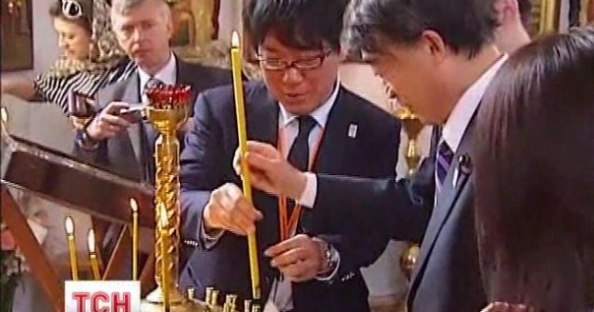 Японський міністр вперше побував у православному храмі, вшановуючи чорнобильців