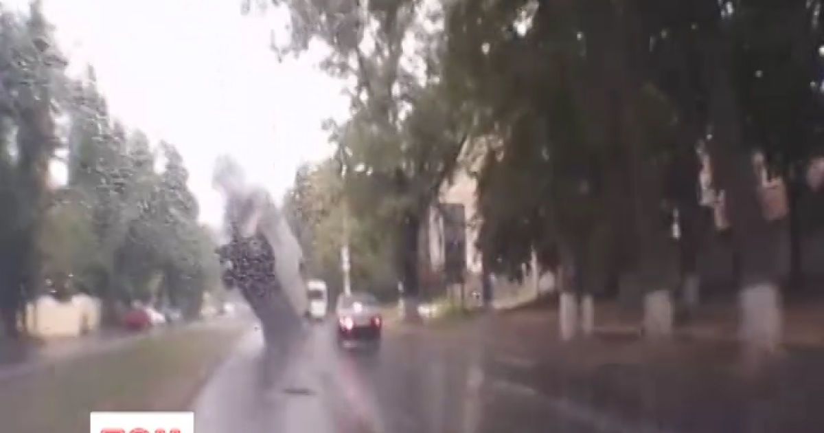 Мікроавтобус підкинуло вгору просто серед дороги
