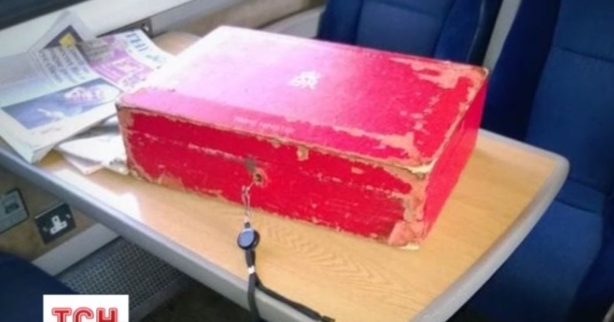 Доки Кемерон ходив поїсти, валіза зі вставленим ключем позувала на столику