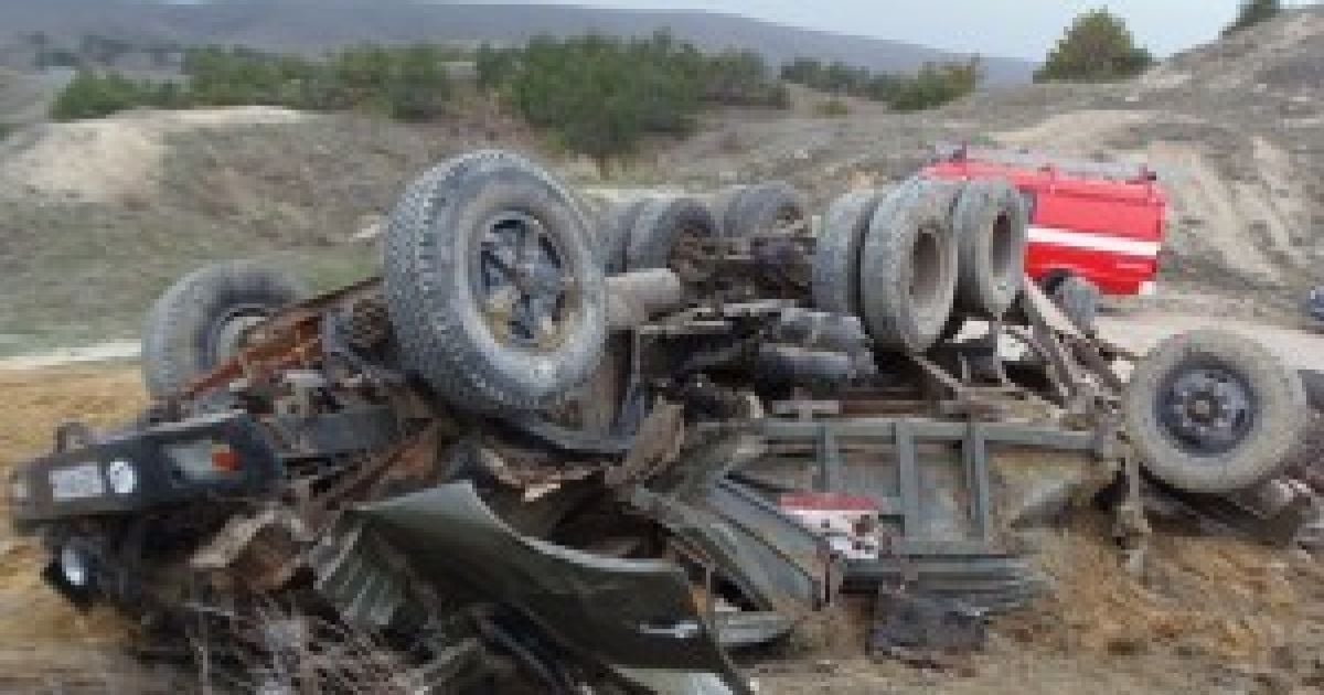 У Криму вантажівка з піском поховала під собою водія
