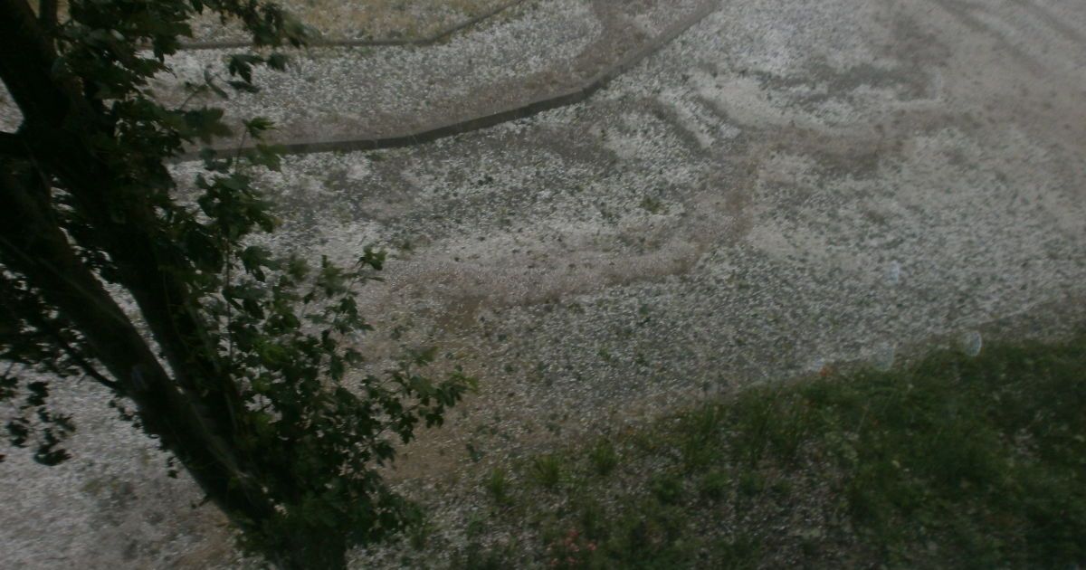 Івано-Франківськ засипав крупний град / © foxcrawl.com