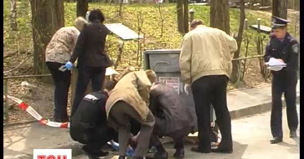 Немовля, порпаючись у баці, знайшов безхатченко